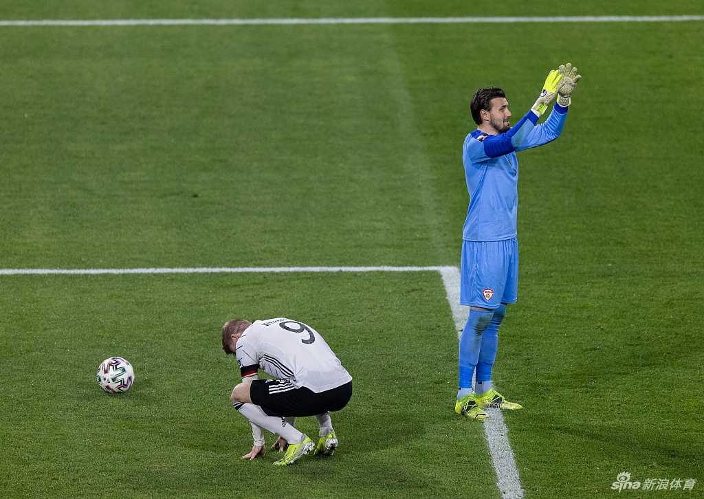 进球后的埃尔马斯被狂喜的队友们紧紧围住，笑容灿烂如花，那一抹红色的球衣在夜色中如同一团燃烧的火焰，点燃了北马其顿全国的足球热情。