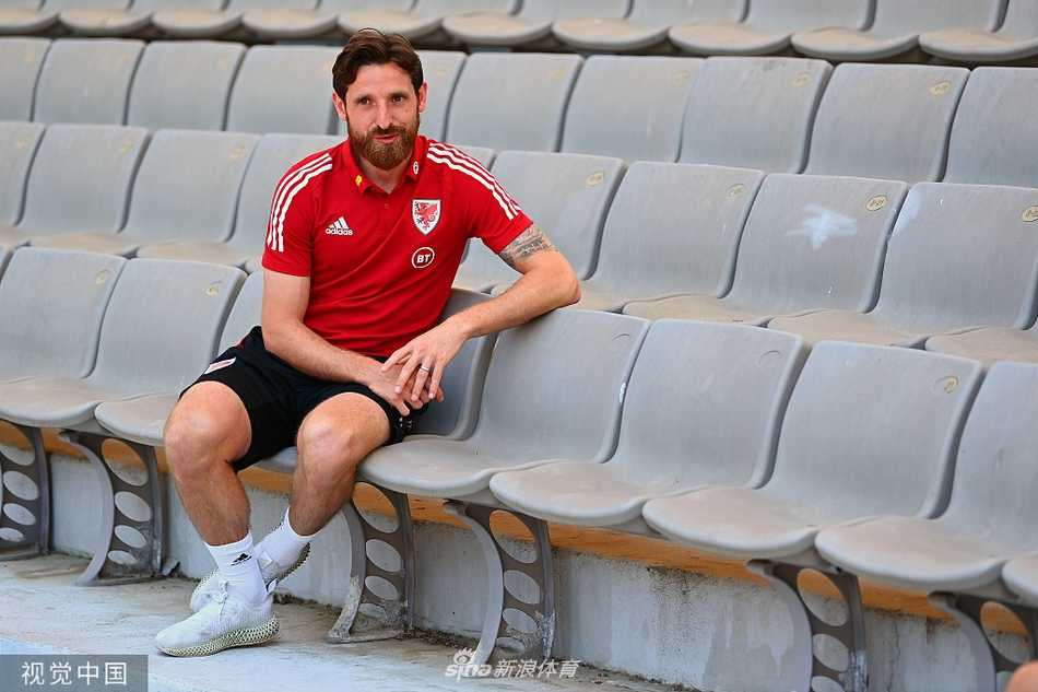 加雷斯·贝尔在训练中展示了他标志性的左脚推射，皮球如出膛炮弹般直挂死角。虽然岁月在他脸上刻下了痕迹，但这一刻，他眼中的光芒与当年在伯纳乌叱咤风云的“大圣”别无二致，那是对胜利最纯粹的渴望。