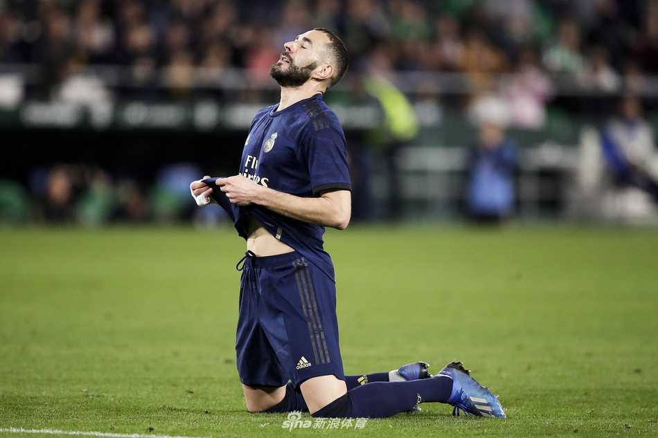 皇家贝蒂斯球员西德内爆射破门瞬间，皮球如出膛炮弹般直挂球门死角，皇马门将库尔图瓦只能望球兴叹