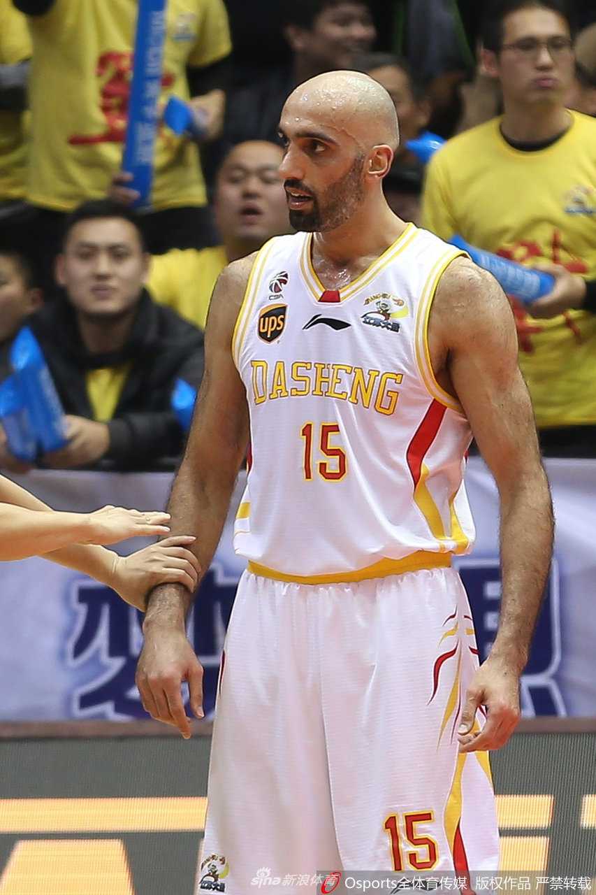 身披山西队战袍的阿巴斯在重重防守下依然强硬起跳，哪怕对手的巴掌封到了眼前，也阻挡不了他冲击篮筐的决心，这就是“约旦板爷”的赛场态度。