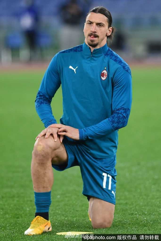 镜头捕捉到伊布在比赛中霸气指挥队友的瞬间，他挥动长臂，神情专注，宛如球场上的将军在排兵布阵。