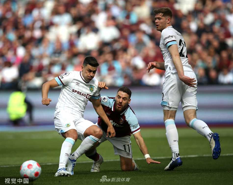 伯恩利门神尼克·波普在门线上做出世界级扑救，身体完全舒展，单手将对手近在咫尺的必进球奋力托出横梁。