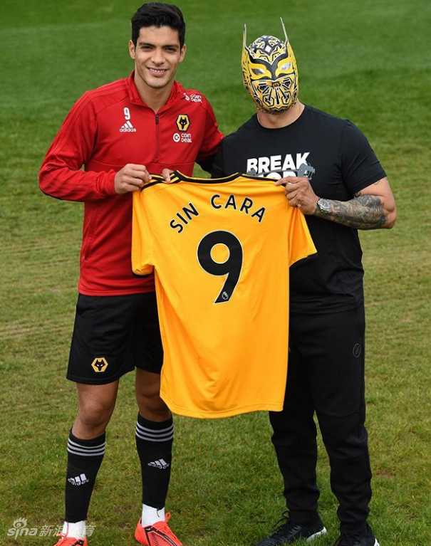 狼队的锋线尖刀劳尔·希门尼斯在拼抢中犹如一头真正的墨西哥狼王，他身后的看台上，无数戴着辛卡拉面具的球迷正挥舞着旗帜，这场面仿佛在宣告，今夜，这里是属于狼队与无面人的共同领地。