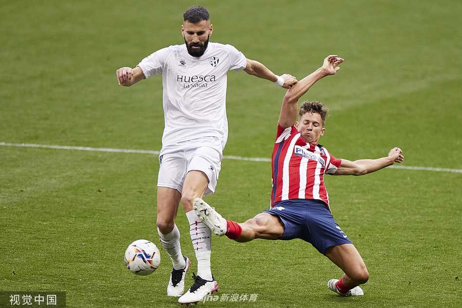 马竞门将奥布拉克高高跃起，稳稳将球收入怀中，在他身旁是拼命争抢的韦斯卡前锋，这双稳如磐石的手为球队的胜利奠定了最坚实的基础。