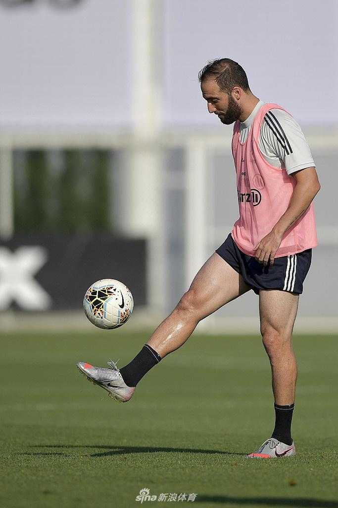 博努奇与德里赫特在训练后加练防守，两人眼神坚定地沟通着协防细节，誓要在明晨筑起钢铁长城