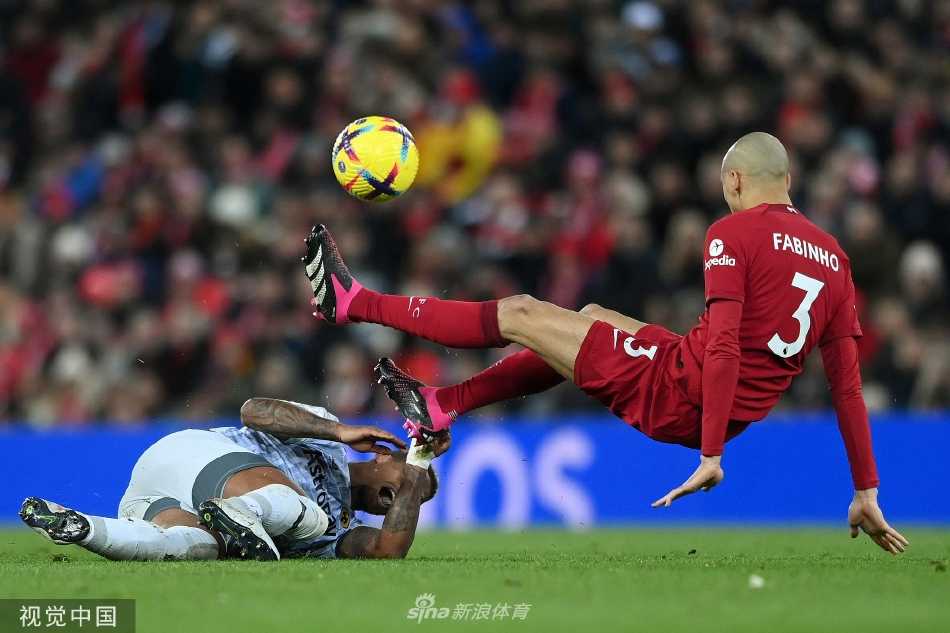 利物浦队长范迪克在进球后紧握双拳、仰天怒吼，尽情释放打破僵局的激情与压力