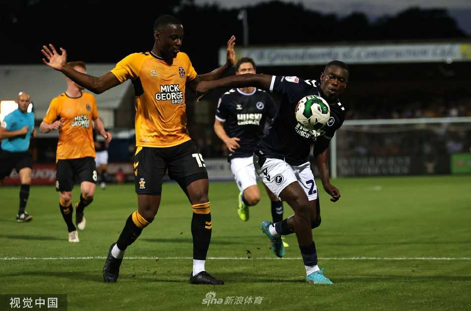 米尔沃尔前锋在开场不久后便因伤痛苦倒地，这次意外受伤为客队的比赛计划蒙上了阴影。