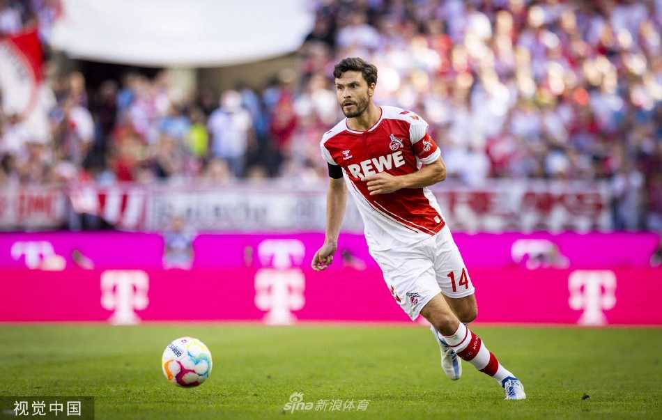 赫克托在训练中一丝不苟地指导年轻队员，将自己的经验与精神传递给科隆的未来。