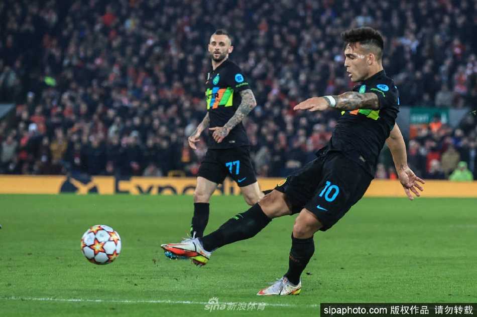 劳塔罗激情怒吼庆祝进球，双拳紧握释放压抑已久的激情