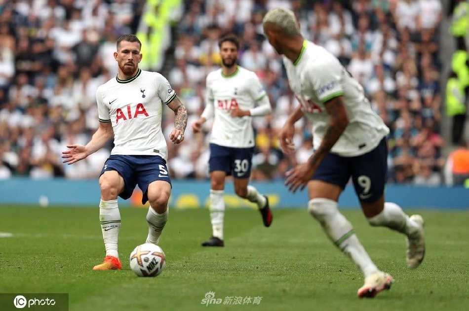 热刺队长哈里·凯恩在进球后紧握双拳，面向看台发出低沉怒吼，眼神中尽显杀手本色与领袖气质。