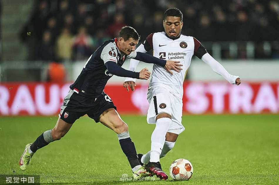 镜头给到看台上的红星队球迷，他们的眼中虽有遗憾，但依然挥舞着围巾，用震天的歌声为远征的英雄们助威。