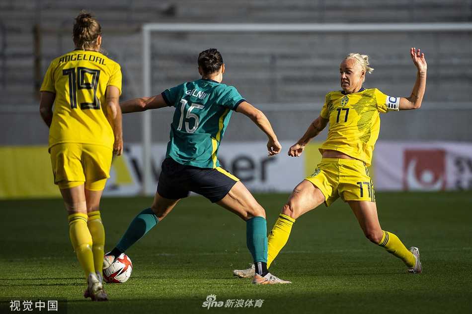在激烈的身体对抗中，一名瑞典队球员与澳大利亚队员双双倒地，草屑飞扬，眼神却依旧死死盯住皮球的方向，这瞬间凝固的画面淋漓尽致地诠释了国际友谊赛背后的真刀真枪。