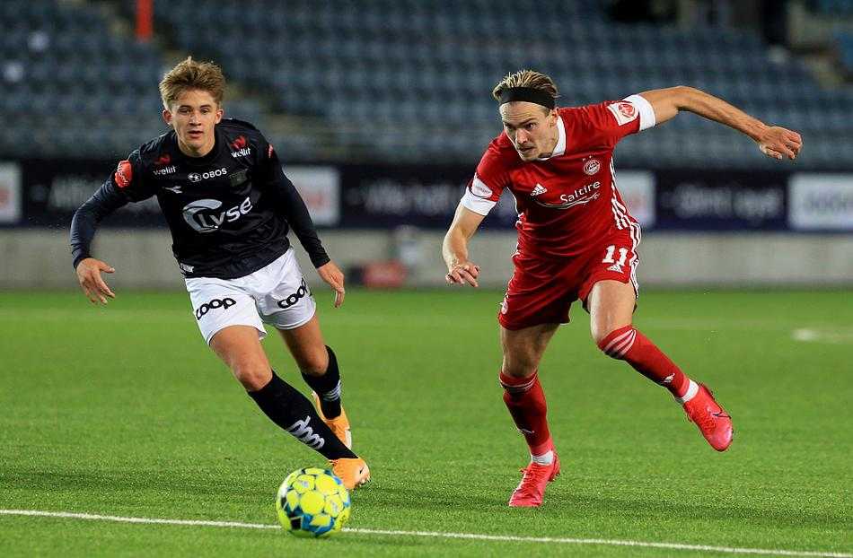 瑞安·赫奇斯张开双臂在夜色中翱翔，接受队友们的拥抱，他的世界波角球直接破门为阿伯丁锁定胜局