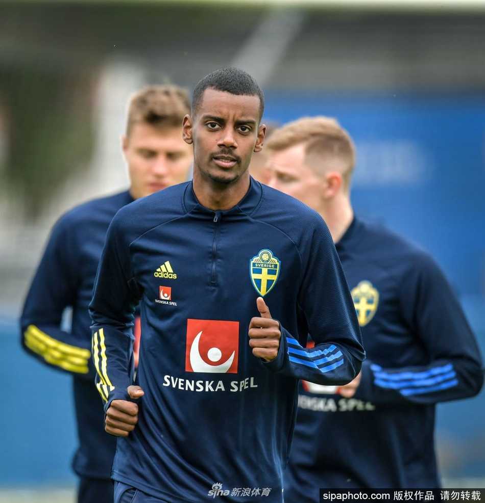 夕阳为训练场镀上一层金色，中后卫林德洛夫与队友丹尼尔森神情专注，正在合力完成一次关键的防空演练，高大的身影在绿茵场上投下必胜的决心。