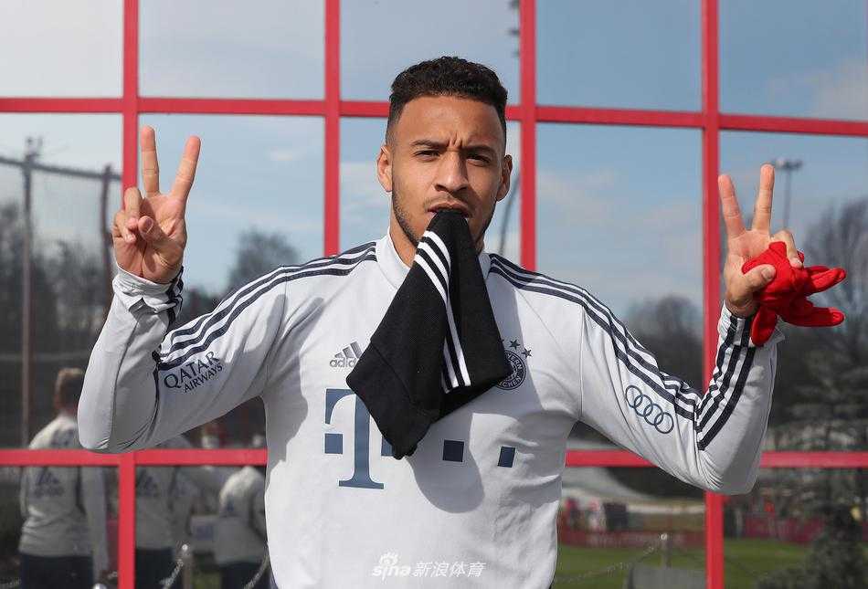 在慕尼黑的阳光下，拜仁球星们正在进行抢圈游戏，只见穆勒咧着嘴大笑，一脚出球戏耍队友，轻松愉快的氛围中透着大战前的专注与自信。