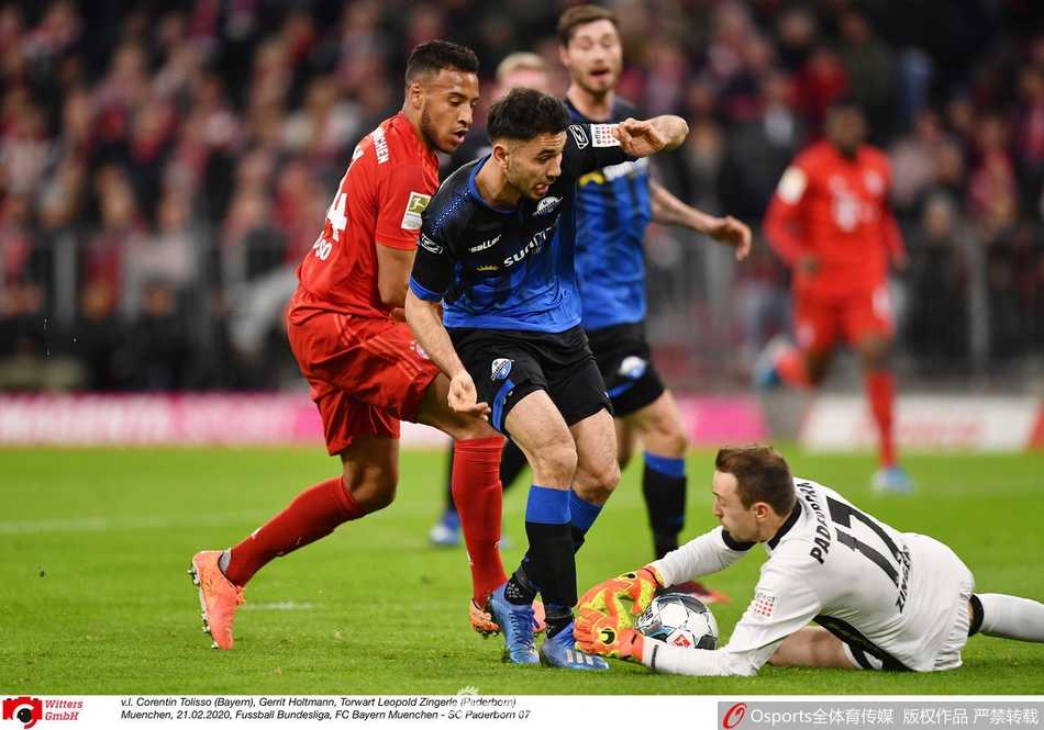 莱万绝杀后忘情嘶吼，他张开双臂奔跑，脸上的青筋暴起，将整场压抑的情绪与绝杀的狂野瞬间释放。