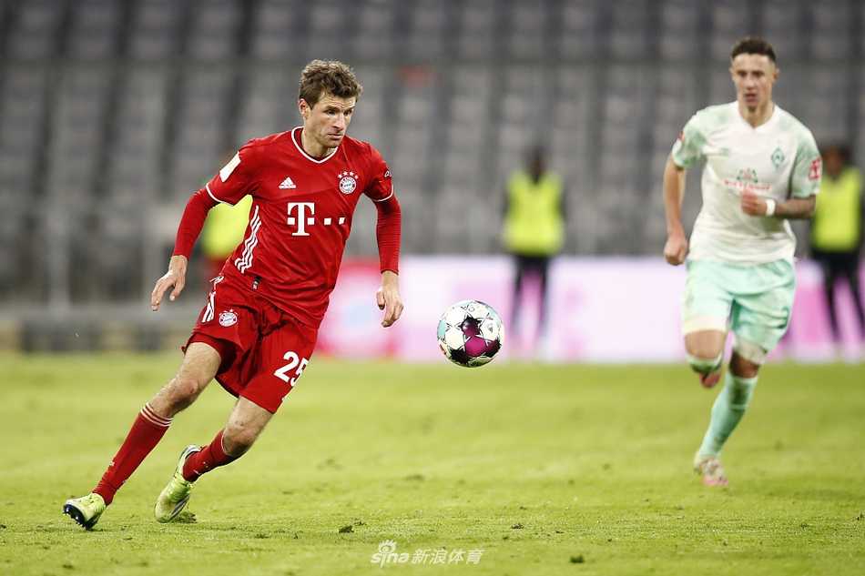 科曼小角度头球破门瞬间，他与格雷茨卡手指相向，庆祝这次默契连线，眼神中满是扳平比分的喜悦