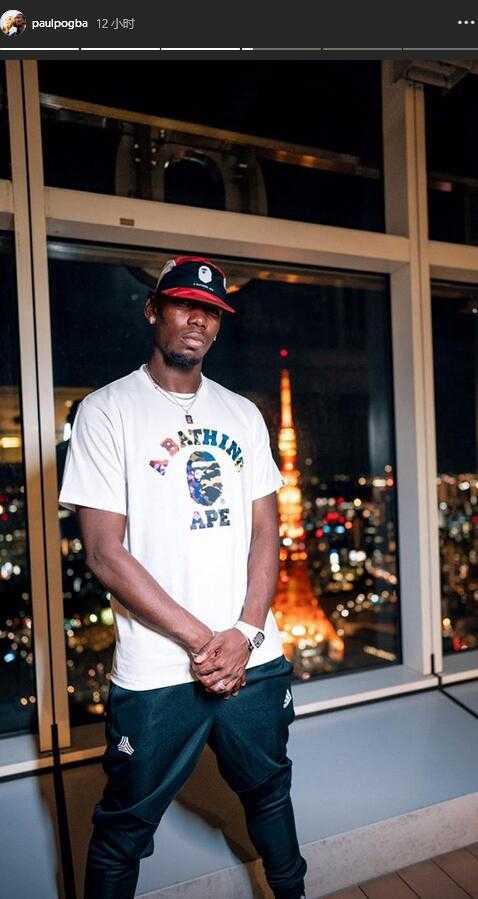 最后一张全景图中，博格巴站在赞助商的巨大logo前，张开双臂，仿佛在拥抱这座城市。他的一身行头从头到脚都极具设计感，人群中一眼就能被认出。这就是博格巴，无论在球场中央还是繁华街头，他永远都是那个最耀眼、最时尚的焦点。