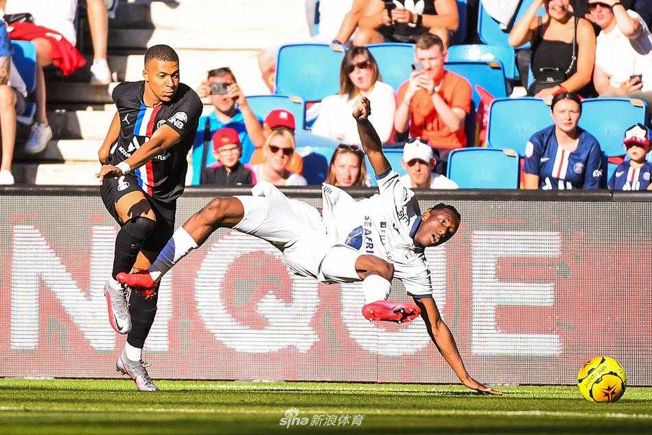 伊卡尔迪、姆巴佩和内马尔三名进球功臣在赛后同框合影，三人肩并肩站在一起，手中的比赛用球见证了这场进球大战，也象征着MSN之后巴黎全新的攻击组合。