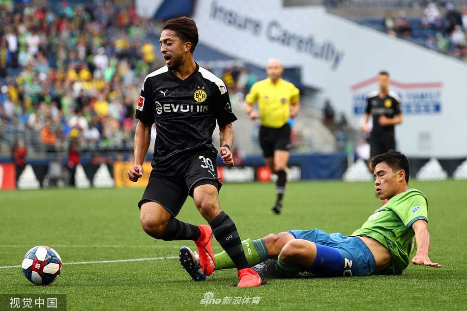 桑乔进球后张开双臂奔跑，年轻的身影在阳光下显得意气风发