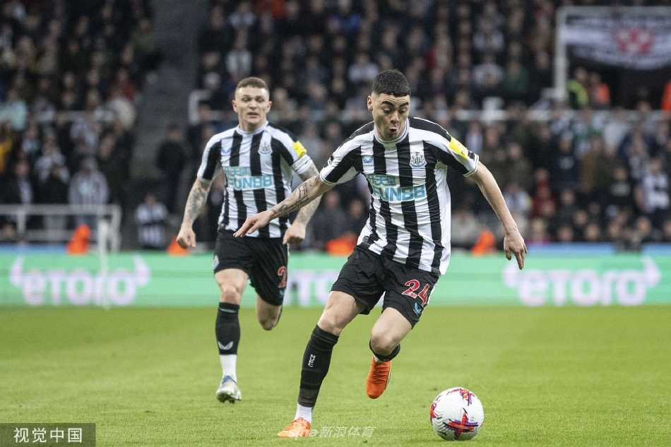 阿尔米隆打入制胜球后疯狂滑跪庆祝，身后是张开双臂欢呼涌来的队友