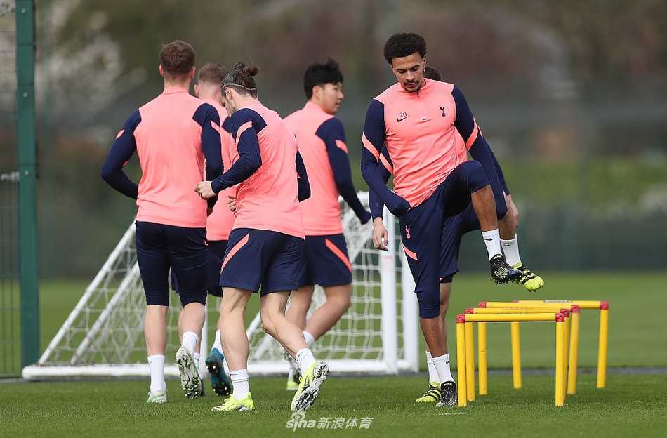 热刺球员们在春日下午的阳光下进行慢跑热身，他们专注的神情与训练服上细微的褶皱都清晰可见，为即将到来的激烈对抗唤醒身体的每一块肌肉。
