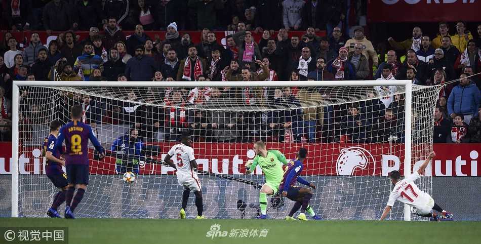 马尔科姆错失空门后双手抱头，眼神空洞地看着边网，身后的队友和对手都对这不可思议的一幕感到难以置信