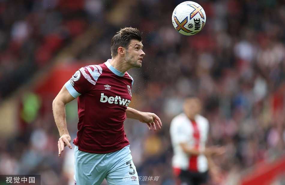 南安普顿前锋切·亚当斯在对方禁区前沿背身护球，一名西汉姆联后卫正贴身紧逼，双方肌肉对抗激烈