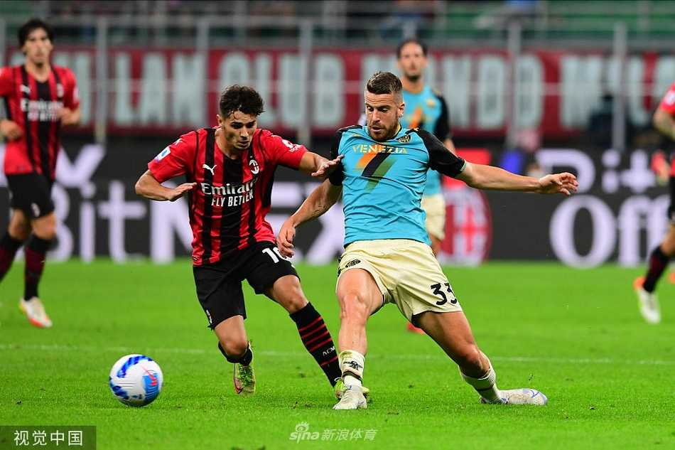 新援佩莱格里身披红黑战袍替补登场，迎来了自己在AC米兰的处子秀，他眼神坚定，期待着在这片传奇的土地上书写自己的故事。