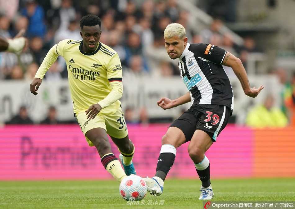 纽卡斯尔联球员在主场球迷山呼海啸般的助威声中紧紧拥抱庆祝胜利