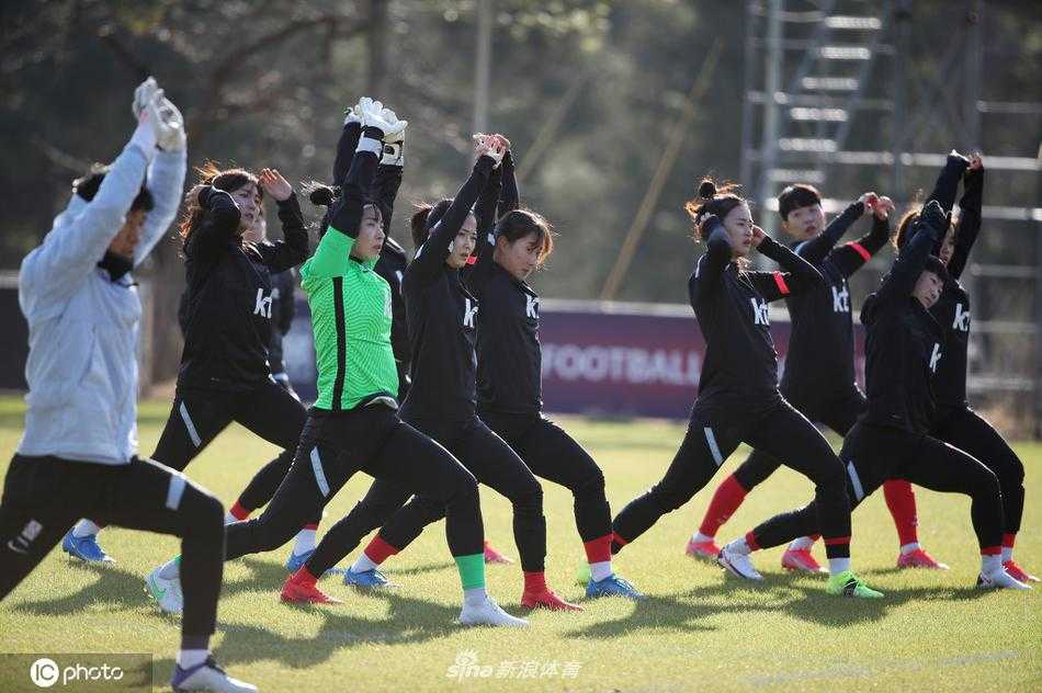 在坡州凛冽的寒风中，韩国女足队员正进行高强度有球训练，脸上的专注与草皮的露珠仿佛凝固了时间