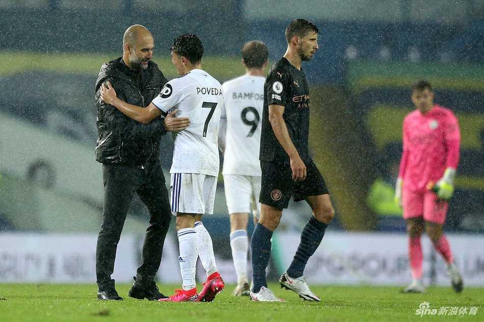 斯特林在进球后肆意庆祝，他的眼中燃烧着对胜利的渴望，身旁是埃兰路球场狂热的利兹联球迷。