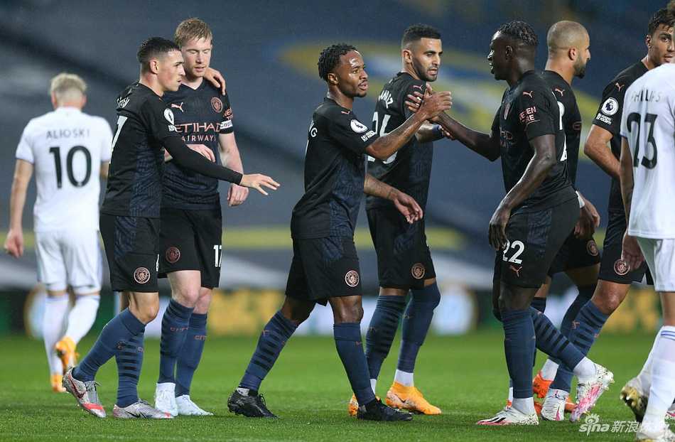 曼城中场大脑德布劳内任意球直接攻门，皮球划出美妙弧线却遗憾地砸在立柱上弹出，门将只能望球兴叹。