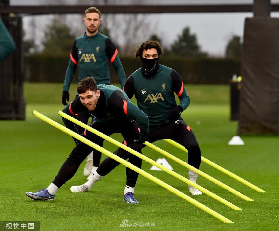 训练结束后埃利奥特与队友说笑离场，轻松的氛围笼罩着整支球队。