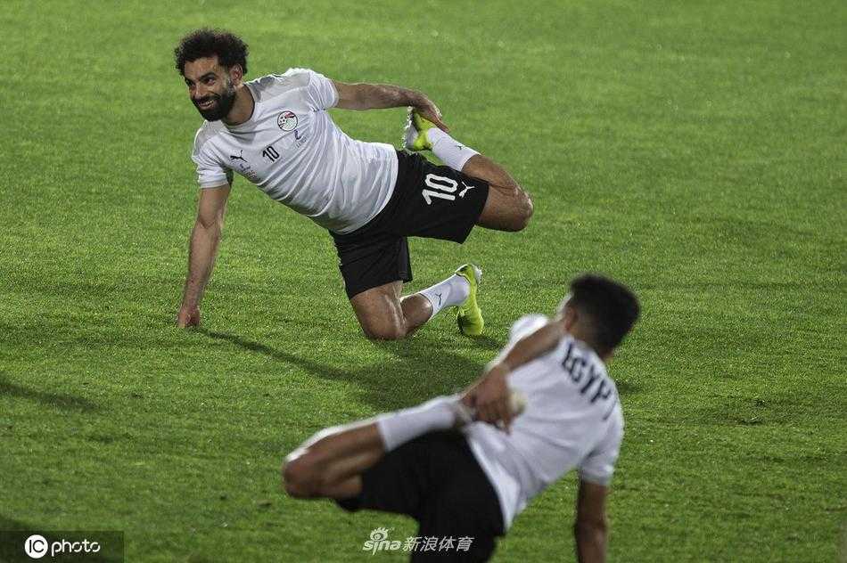 在体能教练的辅助下，一名球员正在进行核心力量的强化训练。他紧咬牙关，脖颈上凸起的青筋诉说着训练的艰苦，每一个俯身、每一次拉伸，都是为了在比赛中多赢得那零点一秒的对抗优势。