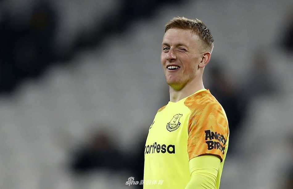 皮克福德在埃弗顿的比赛中纵身飞跃，身体完全舒展如同一只展翅的雄鹰，他的指尖仿佛能触碰到的不仅是皮球，更是整个英格兰足球的希望。