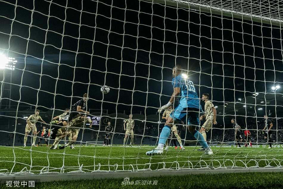 格拉茨风暴球员们身着经典黑色球衣，在主场热烈的氛围中围成一圈，高声呐喊相互鼓劲，眼神中充满了对胜利的渴望和对欧战赛场的无限憧憬。