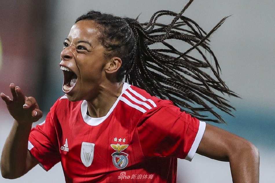 比赛陷入激烈拼抢，双方球员在中场寸土不让地进行身体对抗与脚下争夺