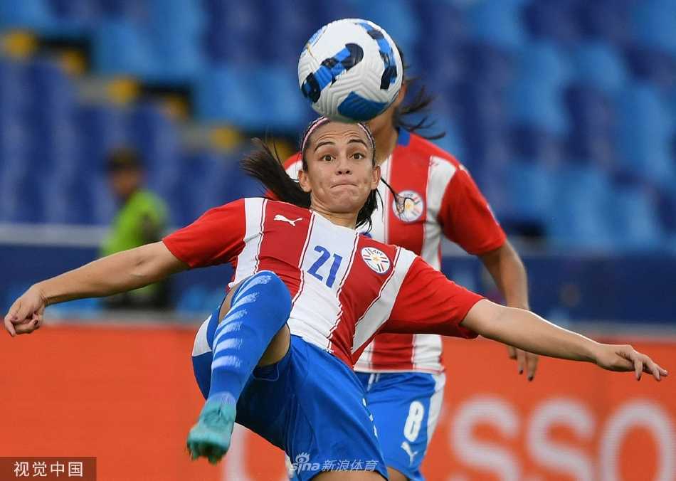 比赛关键时刻裁判与双方球员沟通，确保比赛公平有序进行