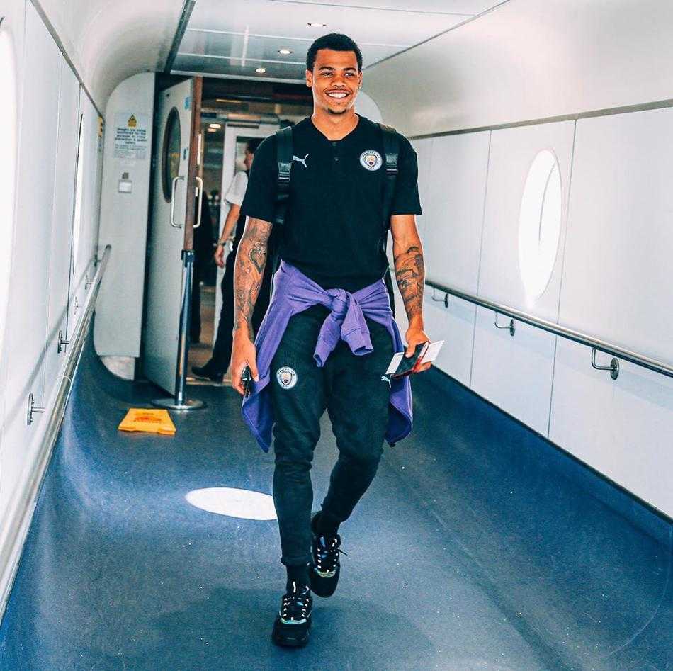 瓜迪奥拉神情专注地望着远方，即便经历旅途劳顿，他对球队的季前备战依然一丝不苟