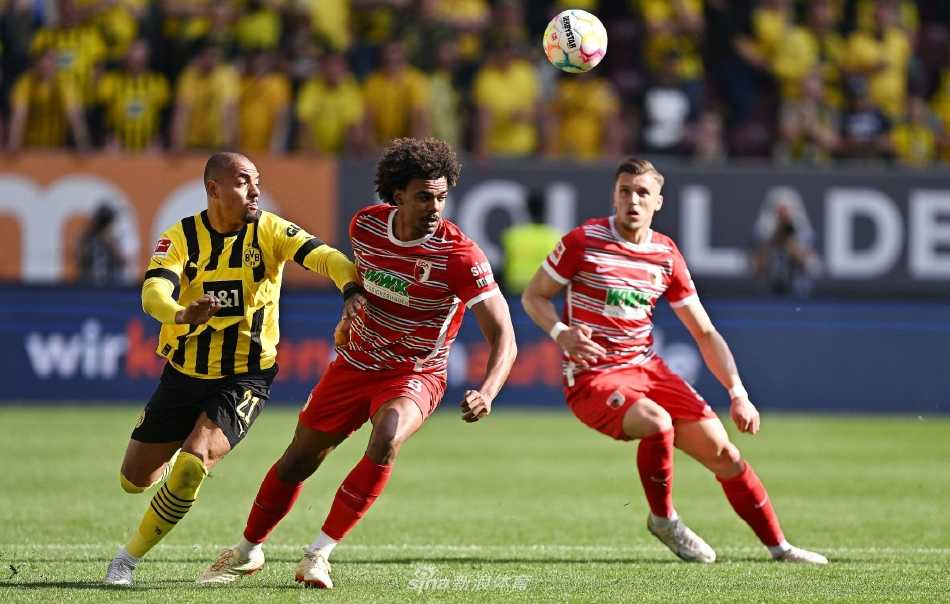 赛后，多特蒙德的英格兰新星裘德·贝林厄姆脱下球衣，露出结实的肌肉，他望向看台上远征的球迷，眼神中充满了对接下来最终决战的无畏斗志。