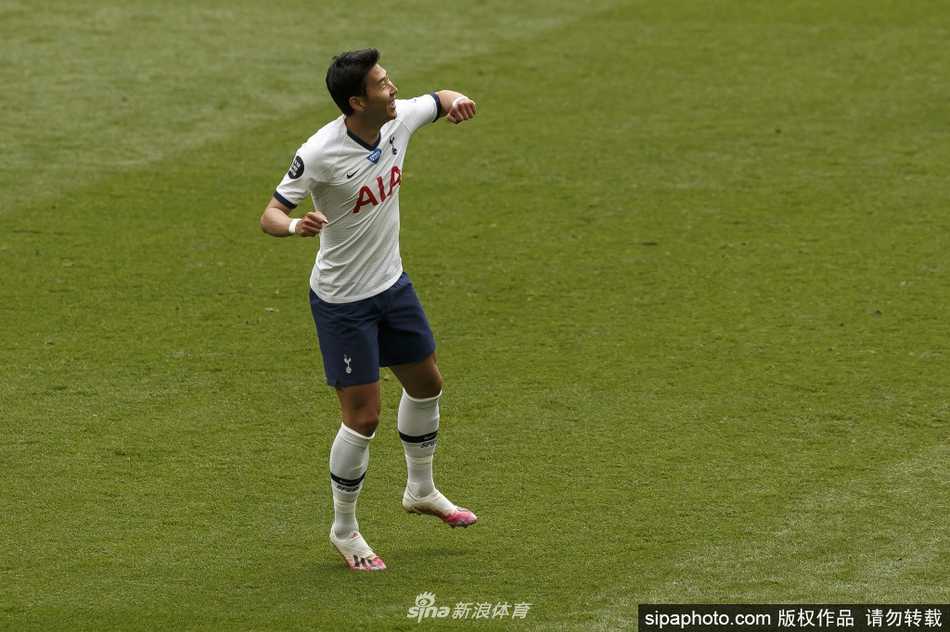 孙兴慜在绿茵场上目光如炬，身体微微前倾，仿佛下一秒就要用风一般的速度撕开对手的防线。他身着的热刺战袍在阳光下格外耀眼，整个画面定格在爆发前的专注与宁静。