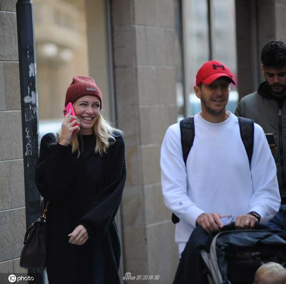 镜头拉近，安布罗西尼注视着正在与路人亲切互动的孩子，他的笑容温柔而慈祥，那是一种卸下赛场上的铁血面具后，专属父亲的柔软与骄傲。