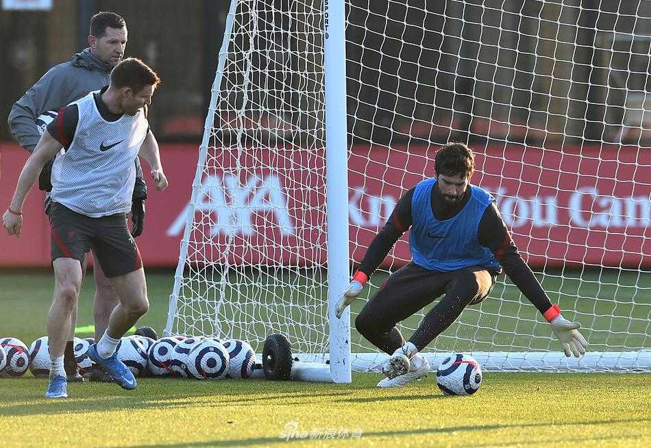 夕阳的余晖洒在训练场上，球员们正在进行拉伸放松，光影勾勒出充满力量感的肌肉线条，大战前的宁静在此刻定格。