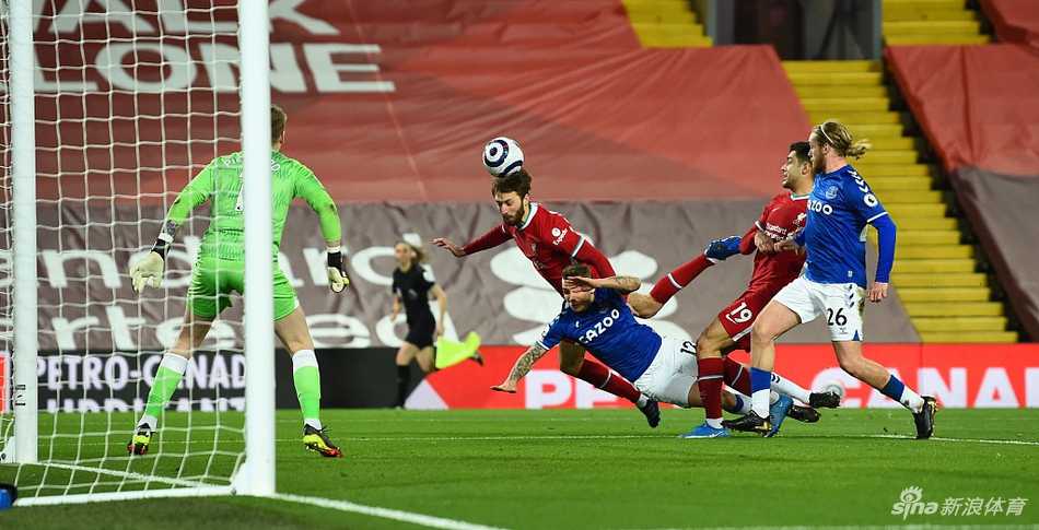 利物浦球员维纳尔杜姆在比赛最后时刻起脚远射，皮克福德再次飞身扑救，单掌将球托出横梁。他身后的球门线上，几名利物浦球员的表情已经从焦急变成了绝望。