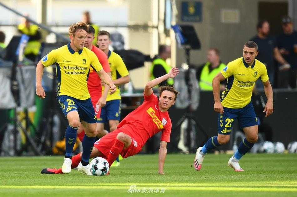 夜幕降临，布隆德比球场灯光璀璨，球员们手拉手向看台上久久不愿离去的球迷们致谢