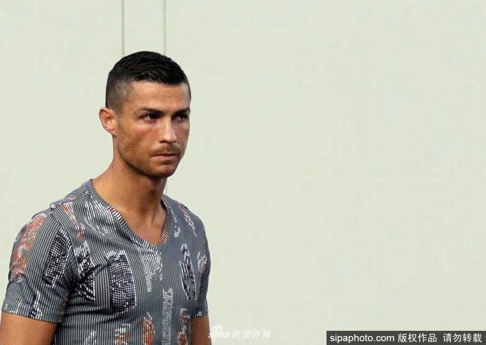 C罗乘坐的白色医疗专机平稳降落在都灵机场跑道上，这架承载着无数期待的飞机，将他从葡萄牙带回了意大利的家中