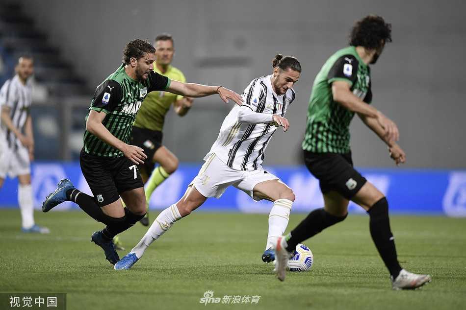 C罗在禁区内冷静施射瞬间，对手的拉扯无法阻挡他前进的脚步，这粒进球是他尤文百球伟业的见证