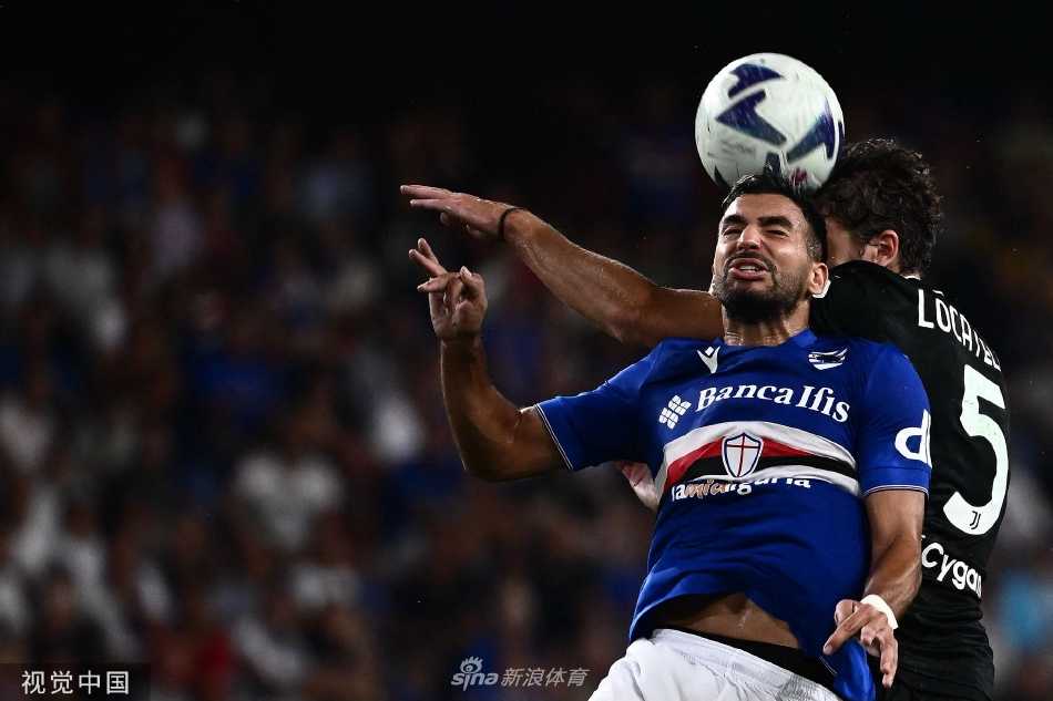 夸利亚雷拉被替换下场时与队友击掌交接，脸上带着复杂的表情，既有不甘也有释然