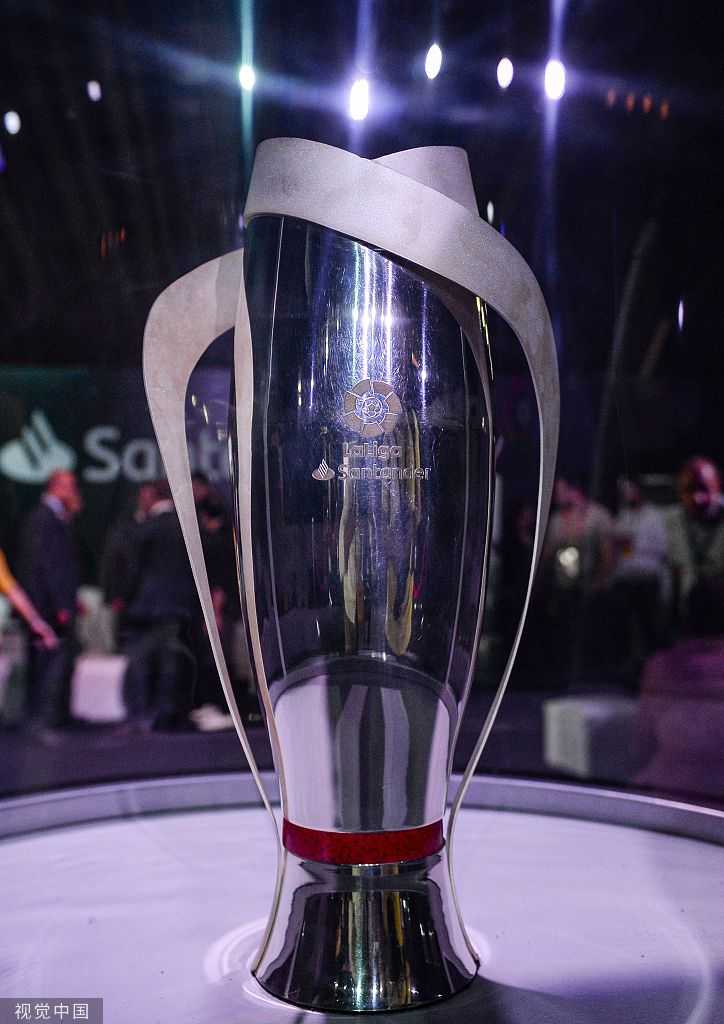 猎豹与金枪笑傲开罗，埃托奥身着休闲装难掩霸气，身旁的莫伦特斯面带标志性微笑，两人在埃及活动的背景板前留下轻松一刻。